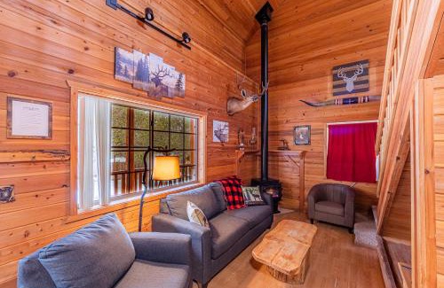 Christopher Creek Resort | Cabin #4 The Wolves Den - Pet Friendly- Sleeps 6 - Playground & Game Room