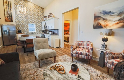 Timberline Cabin | Cabin 4 Two Bed Modern Luxury w Hot Tub