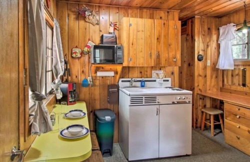 Pinetop-Lakeside Cabin | Cabin 5 with Queen Bed