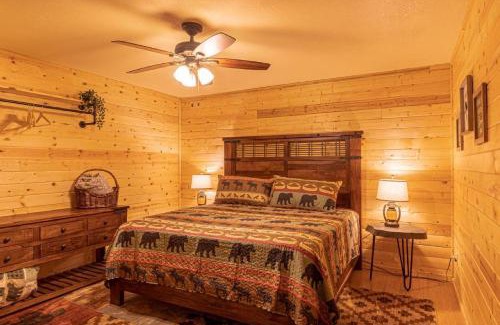 Christopher Creek Ski Chalet | Cabin #6 Bobcat Bunkhouse - Pet Friendly - King Bed - Sleeps 4