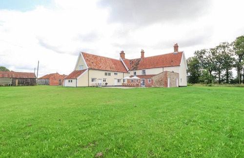 Sibton Cottage | Cabin ∙ 8 bedrooms ∙ 16 guests