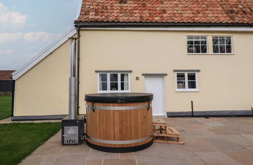 Sibton Cottage | Cabin ∙ 8 bedrooms ∙ 16 guests