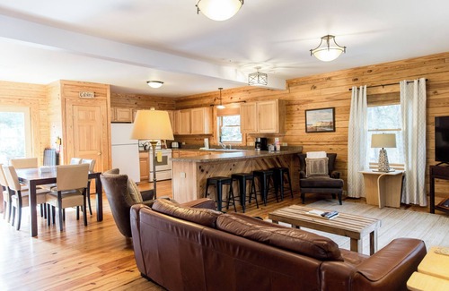 Lexington House | Cabin 82 - The Marshall - 6 bedrooms, sleeps 12, minutes from downtown Lexington