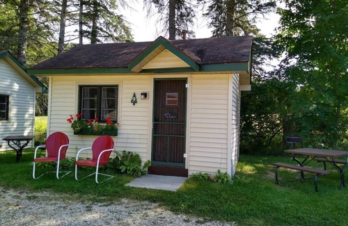 Cadillac Cabin | Cabin #9 -" Flag-up "