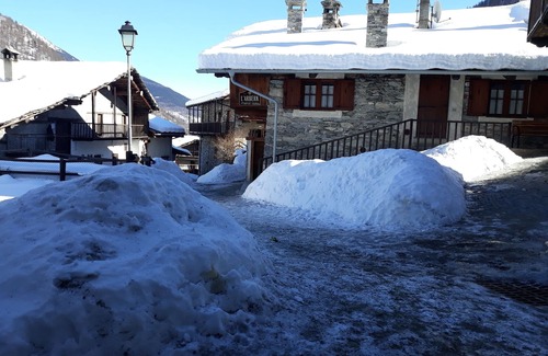 Chiesa Cabin | Cabin in characteristic mountain village