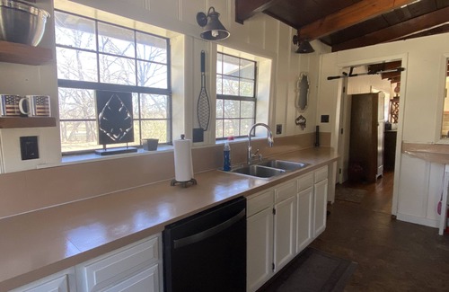 Denison Cabin | Cabin in the woods- Minutes from Lake Texoma, Red River, and Choctaw Casino.