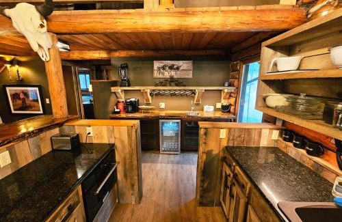 Billings House | cabin in the woods with Hottub