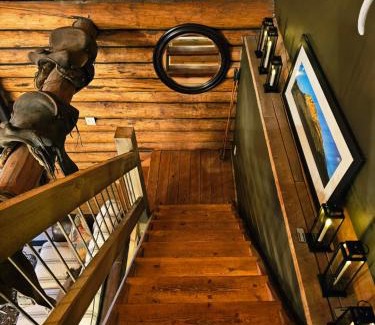 Billings House | cabin in the woods with Hottub