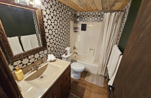 Billings House | cabin in the woods with Hottub
