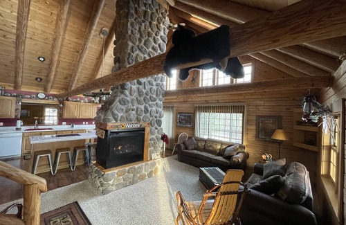 Mauston Cabin | Cabin-n-the Woods.The Finest in Log Cabin Lodging.