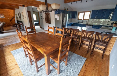 Fraser House | Cabin Nestled in the Woods, close to town!