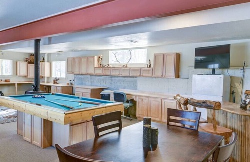 Indian Mountain Cabin | Cabin on 13 acres w/Pool Table & Jacuzzi Tub!