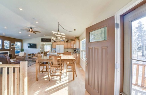 Indian Mountain Cabin | Cabin on 13 acres w/Pool Table & Jacuzzi Tub!