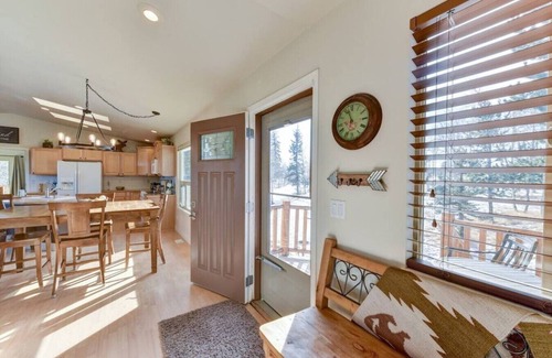 Indian Mountain Cabin | Cabin on 13 acres w/Pool Table & Jacuzzi Tub!