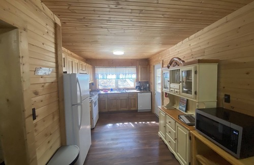 Jamestown Cabin | Cabin on the Water - "No Wake Zone" w/2 Kayaks, and Hot Tub!