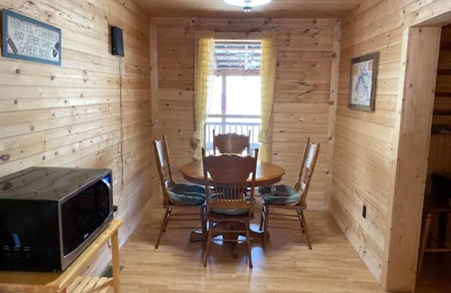 Jamestown Cabin | Cabin on the Water - "No Wake Zone" w/2 Kayaks, and Hot Tub!