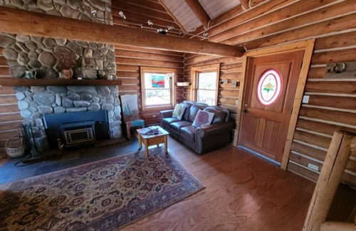 Spanish Valley Cabin | Cabin overlooks Moab and appeals to folks wanting to experience peace & quiet.