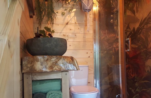 Hatherton Cabin | cabin set in a beautiful romantic tropical garden