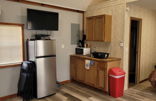 Broaddus Cabin | Cabin Sleeps 4 to 6 Just minutes from Lake Sam Rayburn