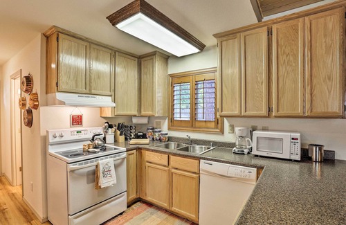 Trinity Center Cabin | Cabin w/Backyard Space - 1/2 Mi to Trinity Lake!