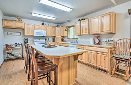 Klamath Lake Cabin | Cabin w/Hot Tub, By Crater Lake Nat'l Park!