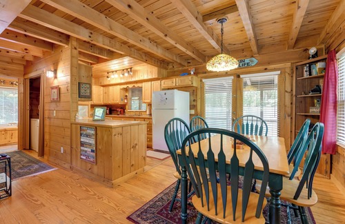 Hartford Cottage | Cabin w/Hot Tub + Fishing Pond in Del Rio!