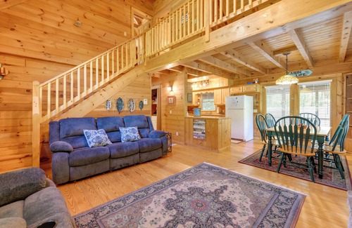 Hartford Cottage | Cabin w/Hot Tub + Fishing Pond in Del Rio!