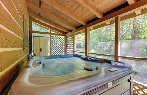 Hartford Cottage | Cabin w/Hot Tub + Fishing Pond in Del Rio!