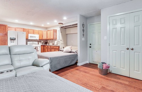 Valley View Apartment | Cabin w/Hot Tub in Valley View: Pets Welcome!