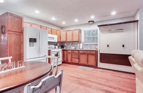 Valley View Apartment | Cabin w/Hot Tub in Valley View: Pets Welcome!