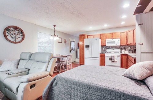 Valley View Apartment | Cabin w/Hot Tub in Valley View: Pets Welcome!