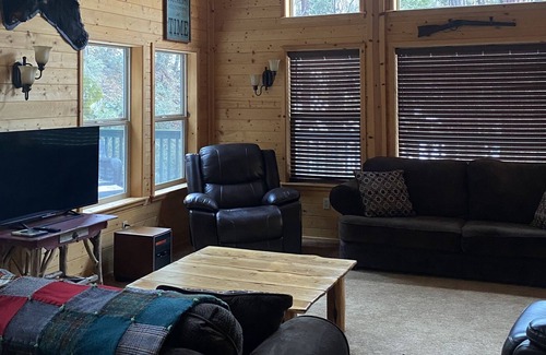 Posey Cabin | Cabin with guest cottage on the creek
