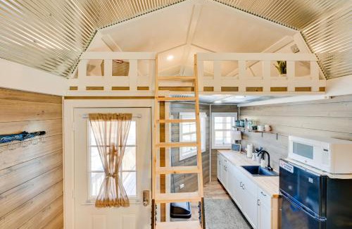 Austinville Apartment | Cabin with Trail and Pond Access in Steamboat Rock!