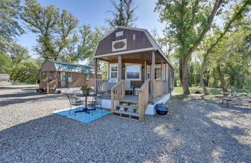 Austinville Apartment | Cabin with Trail and Pond Access in Steamboat Rock!