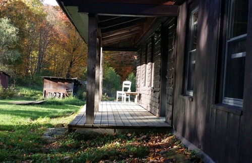 Cabot Cabin | Cabot Cabin on a Quiet County Road