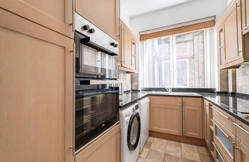 Brompton & Hans Town Apartment | Cadogan Square Residence - High Ceilings & Balcony