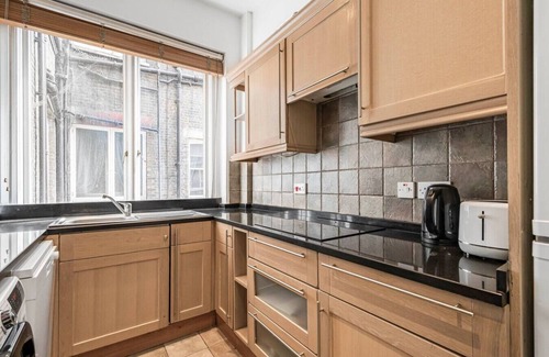 Brompton & Hans Town Apartment | Cadogan Square Residence - High Ceilings & Balcony