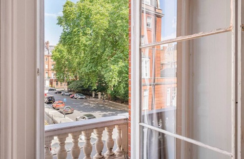 Brompton & Hans Town Apartment | Cadogan Square Residence - High Ceilings & Balcony