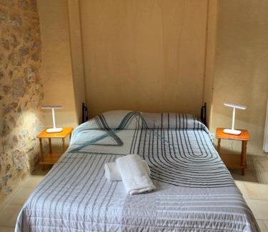 Lanuejols Bed & Breakfast | Café de la Place Gîte & Chambres d'hôtes "Lou Pastre"