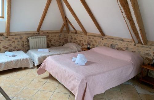 Lanuejols Bed & Breakfast | Café de la Place Gîte & Chambres d'hôtes "Lou Pastre"