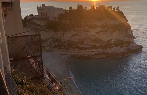 Zambrone Apartment | Calabria sea, hills and cave settlements to visit, ancient flavors