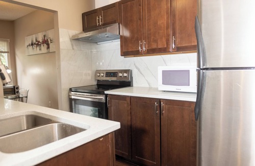 Sunnyside House | Calgary's Riverfront Gem: 3-Bed Suite Escape