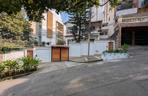 Granada Apartment | Cali Granada comodo y central apartamento con parqueo