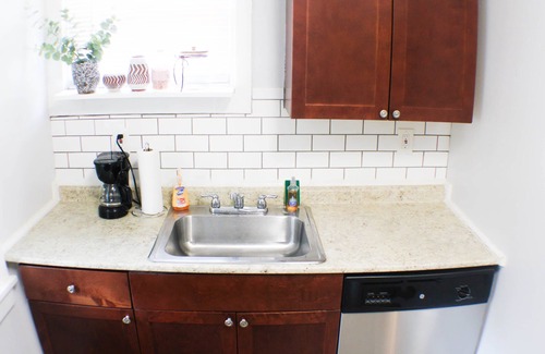 Marshall-Shadeland Apartment | California Ave Quarters-2 Bedroom w/Easy Parking!
