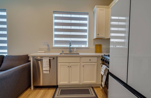 Tracy House | California Midterm Rental with Fenced Yard!