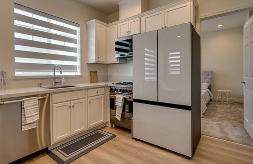 Tracy House | California Midterm Rental with Fenced Yard!