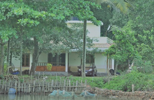 Quilon House | Calm, Lake-facing, Clean Villa/Rooms