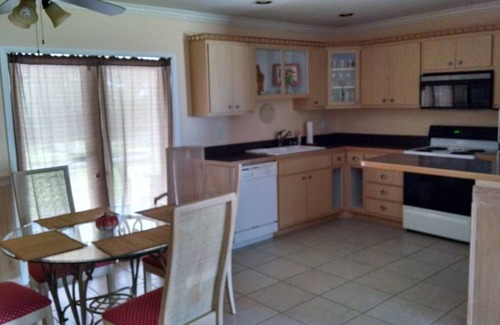 Fort Myers Shores House | Caloosahatchee Boaters: Tropical Bungalow with Water View