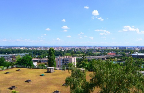 Montessuy Apartment | Caluire limit Lyon 6: 90 m², 2 bedrooms with stunning views, parking, swimming pool, tennis
