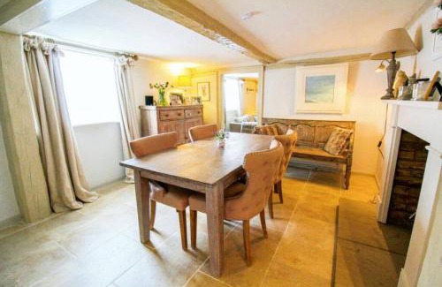 Buckden House | Cambridge Homehost - Elegant Oak Beamed House In Pretty Village